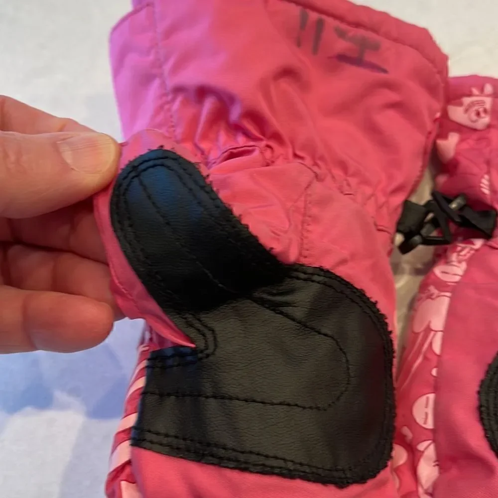 Dakine kids mittens size large 3-4 year  nice shape. Love the design.